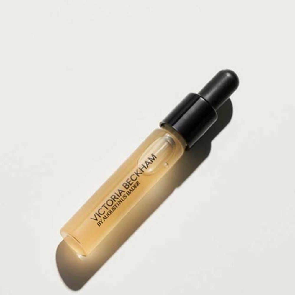 Brand new 
1 serum size 2ml 
Victoria Beckham by Augustinus Bader